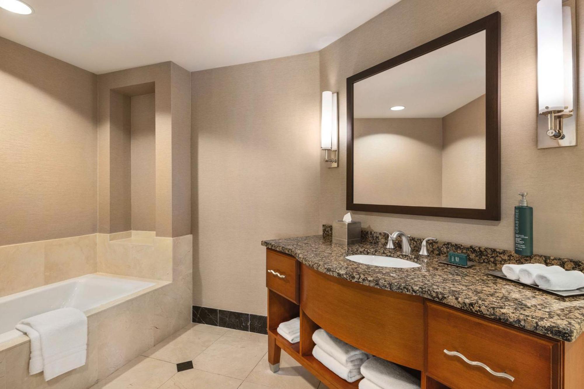 Hilton Philadelphia City Avenue Exterior photo